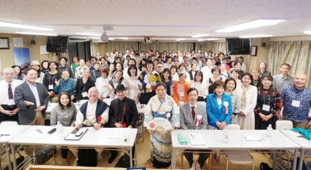 第26回 日本ホメオパシー医学協会（JPHMA）コングレス「日本が亡国にならないために－ZENホメオパシーが導く、魂の原点回帰」開催御礼

　今年も有り難いことに10月18・19日、第26回目となるJPHMAコングレスを無事に執り行わせていただきました。ライブ会場に足を運んでくださった皆様、オンラインでご視聴くださった皆様、誠にありがとうございました。またコングレスの運営に関わってくださった皆様、発表いただいた皆様に深く感謝申し上げます。

今年は2日間でのべ18,000名の方がご視聴くださったということです。今後もアーカイブ配信が行われますので、さらに多くの方にZENホメオパシーの成果と可能性を知っていただけることと期待しています。

さて今年のコングレスのテーマは「日本が亡国にならないために－ZENホメオパシーが導く魂の原点回帰－」でした。そのテーマ通り、食糧、防衛、経済、移民など現在の日本は様々な問題が表出し、混乱の時代を迎えており、多くの国民の声が「もう日本は終わった」というあきらめの意識に傾いているように感じられる中、我らがJPHMA由井名誉会長、そしてご登壇いただいたゲスト発表者の井上正康先生、小名木善行先生、池川明先生、吉野敏明先生は、「日本はまだまだ終わっていない！これから良くしていくぞ！」というポジティブなエネルギーと日本を守っていくための智慧を発信して下さっている方々です。そのような、まさに日本を救うために立ち上がった現代の侍たちと、ZENホメオパシーを使って日本人の健康を守ろうとする私たちホメオパス仲間と過ごした濃密な学びと感動の2日間は大変有意義なものでした。
ご登壇いただきました先生方は専門分野が異なってはいても、日本を守ろうとする愛国心に溢れ、根底でつながっていることが感じられ、吉野敏明先生のお言葉を拝借すると「健康立国」を実現するために全身全霊で行動をされ続けているありがたい方々でした。目指すところは私たちJPHMAホメオパスも同じであり、先生方の情熱とバイタリティーに感化されずにはいられませんでした。
「感動」とは「感じて動くこと」と新城英一理事が閉会宣言で述べられたように、本コングレスで感じ、受け取ったエネルギーそのままに、いただいた叡智の恩送りとして日本人の健康をZENホメオパシーで守っていく行動に移していきたいと思います。
現在、ホメオパシーに限らず同じような想いで日本を憂いて、日本を何とか守ろうとご活動されている方々が各地にいらっしゃると思います。そのような方々ともJPHMAは同じ志で繋がっています。共に力を合わせて日本を守っていきましょう。また来年もコングレスを実現できるよう引き続きJPHMA理事と会員一同、精進していく所存であります。
今後ともJPHMAを宜しくお願い申し上げます。　　

JPHMA会長　道繁良

#jphmaコングレス2025 #四毒抜き #吉野敏明　#池川明 #井上正康 #由井寅子 #ホメオパシー #zenホメオパシー #小名木善行
